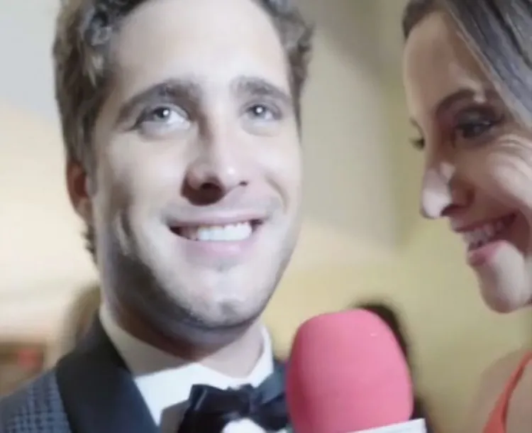 ‘Influencer’ ‘obliga’ a Diego Boneta a besarla