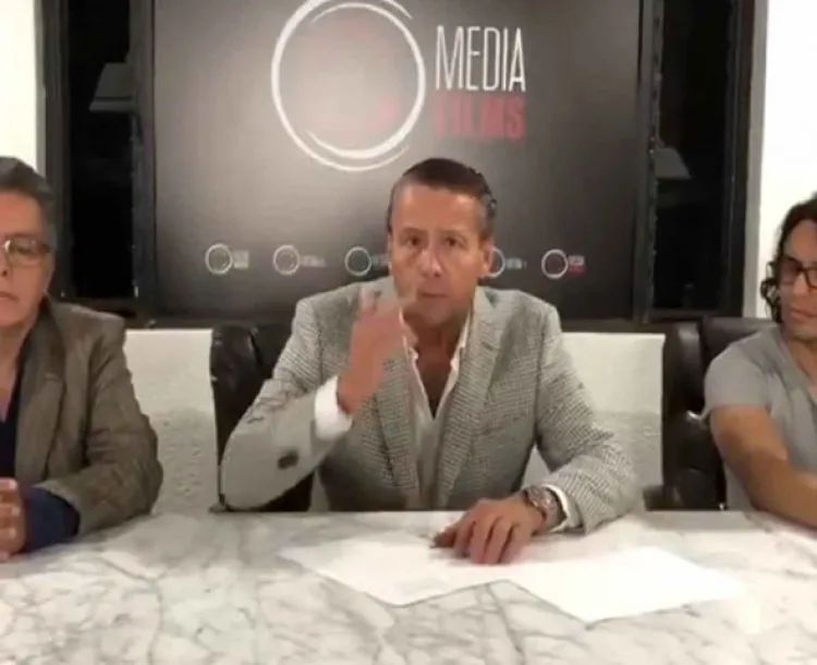 Firma Alfredo Adame contrato para la pelea vs Carlos Trejo