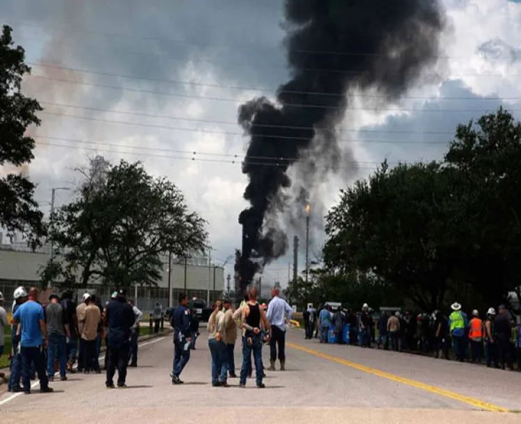 Explota refinería en Texas y se desata incendio