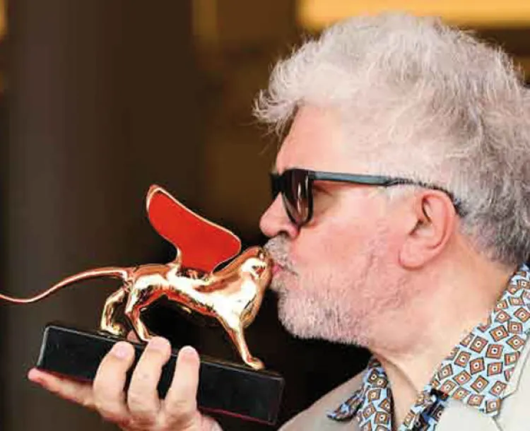 Recibe Pedro Almodóvar el León de Oro em Venecia