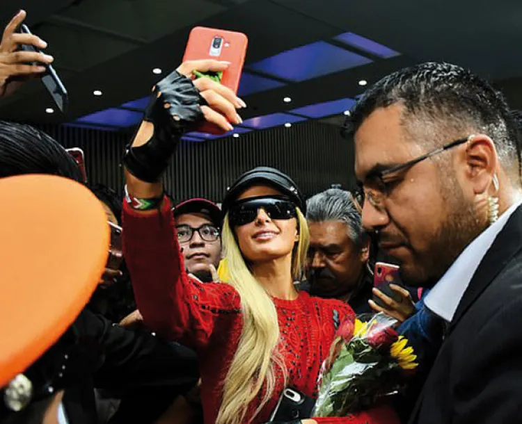 Paris Hilton visita México; llama a trabajar con ética