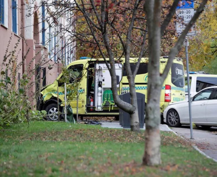 Hombre roba ambulancia y atropella a varias personas en Noruega