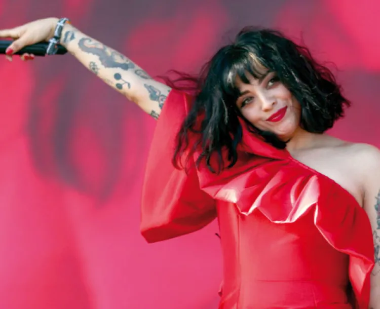 Mon Laferte pide apoyo para Chile