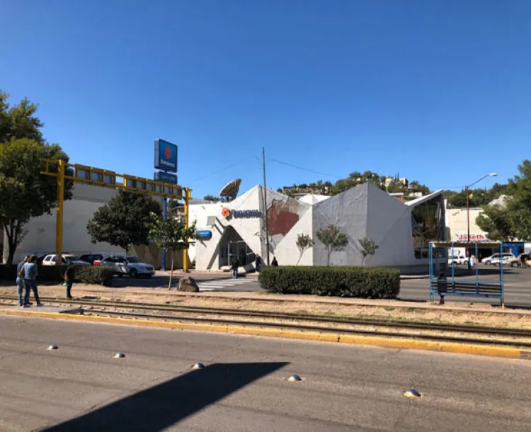 Intenta cobrar cheques, termina arrestada