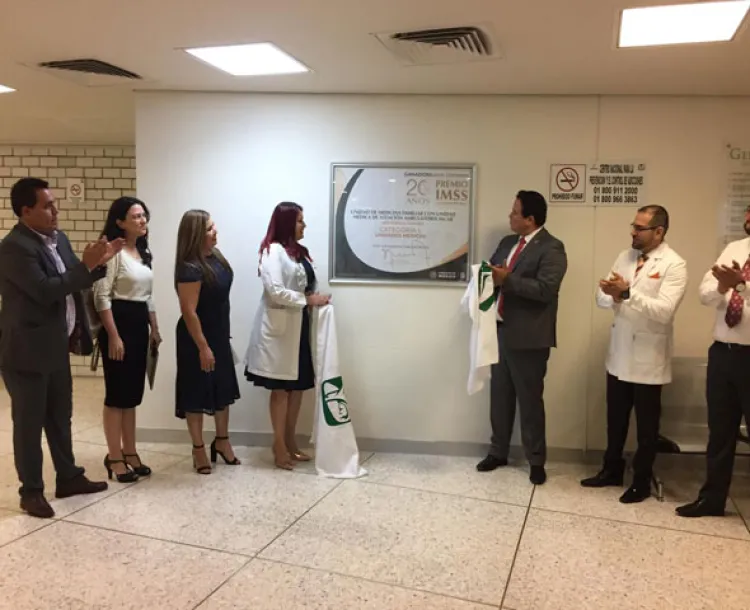 Devela IMSS placa de premio a la competitividad