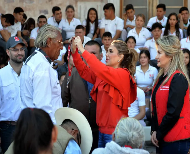 Familias de Álamos reciben apoyos del Gobierno del Estado