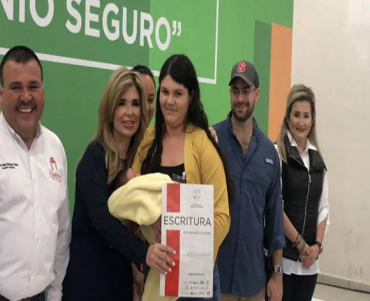 Entrega Gobernadora 330 escrituras en Álamos