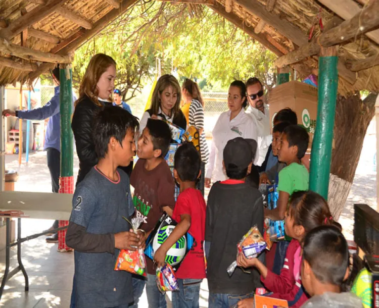 Llevan alegría a alumnos migrantes y sus familias