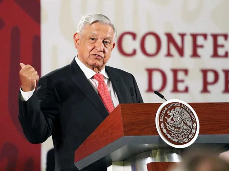 Mantiene AMLO distancia de elecciones en EU