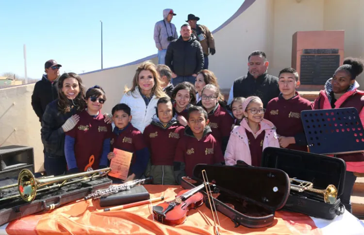 Entrega Gobernadora becas y apoyos a familias del norte de Sonora