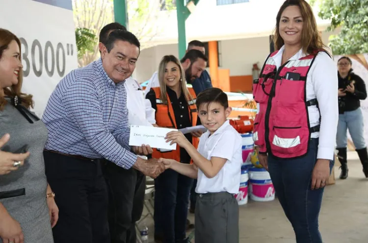 Reciben becas alumnos de La Colorada