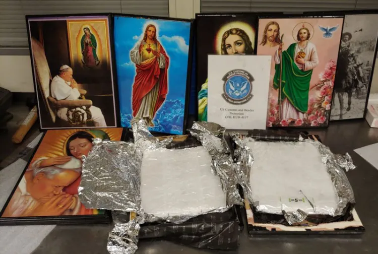 !Santa meta!, hallan droga en cuadros con imágenes religiosas