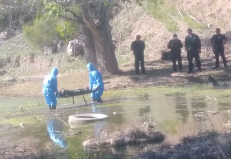 Hallan cuerpo de hombre flotando en una laguna