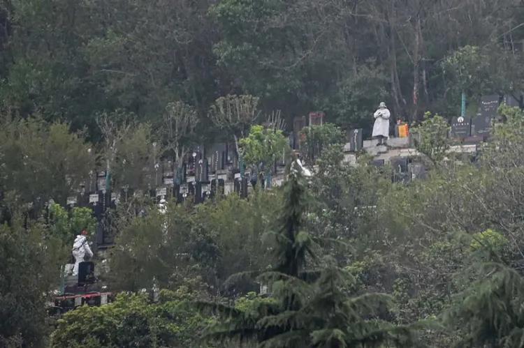 Tras la cuarentena, entierran a los muertos en Wuhan