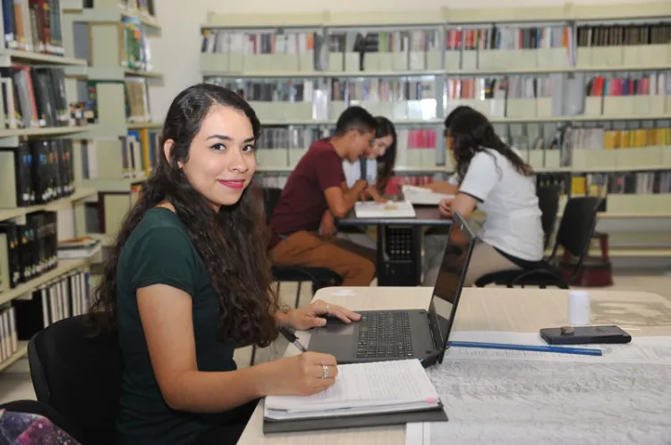 Reanudará hoy UES clases en línea