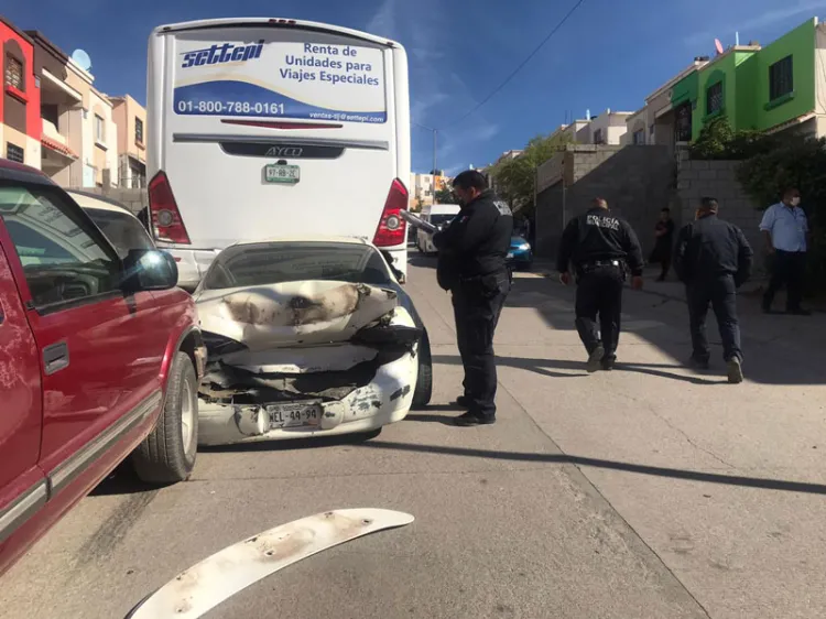 Choca camión en Lomas del Sol