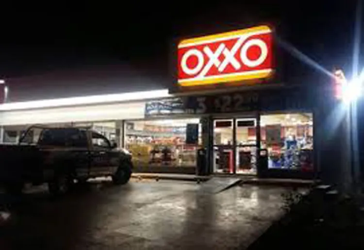 Atracan Oxxo en la Del Rosario