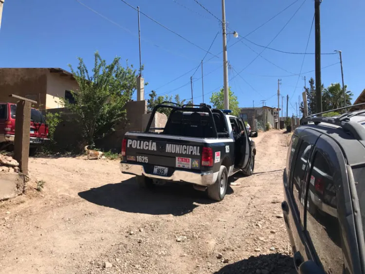 Cae carro sobre casa