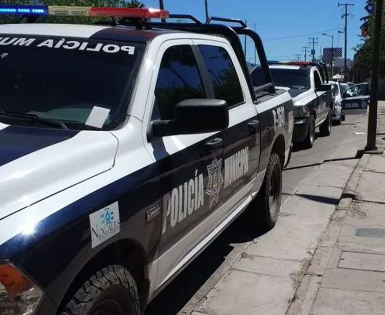 Detienen a dos en carro robado