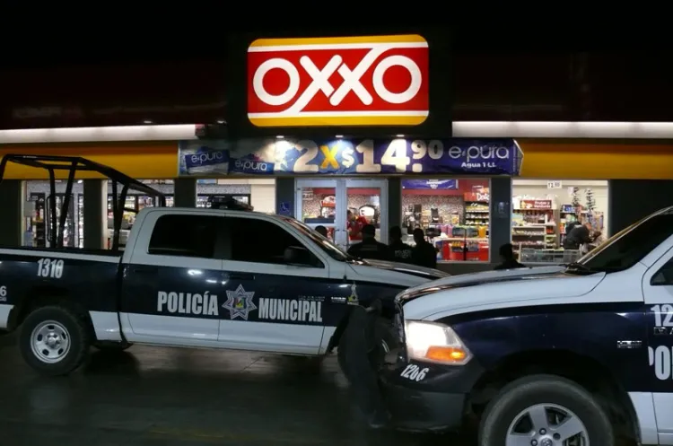 Vandalizan Oxxo en la Del Rosario