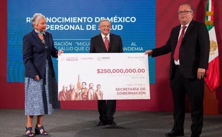 Indep entrega cheque a IMSS de 250 mdp para premios a personal que atiende Covid-19