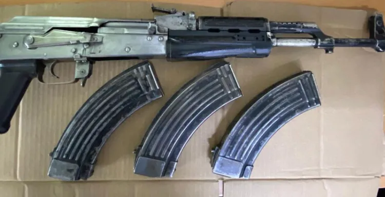 Aseguran PESP y Sedena arma AK-47 en vehículo robado