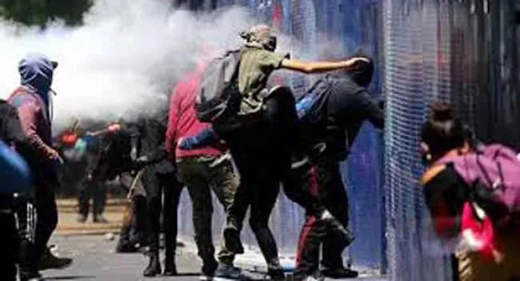 Manifestantes atacan Casa Jalisco de la Ciudad de México