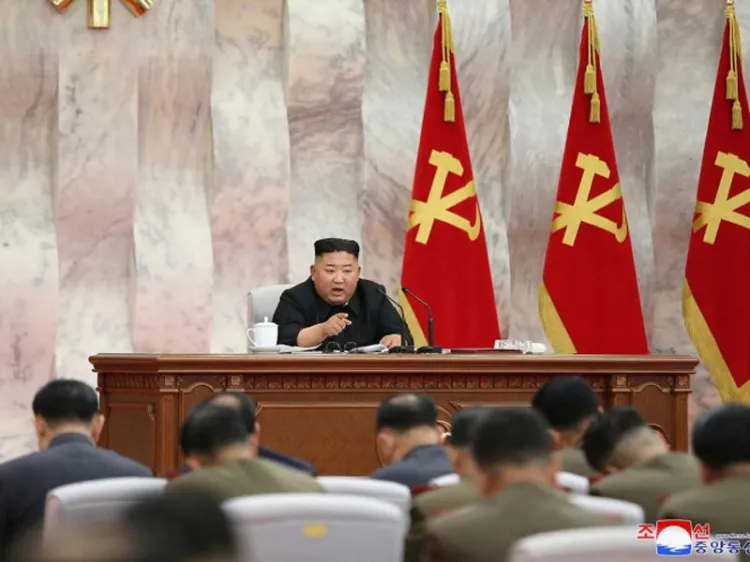 Amaga Corea del Norte con eliminar todo contacto con el Sur