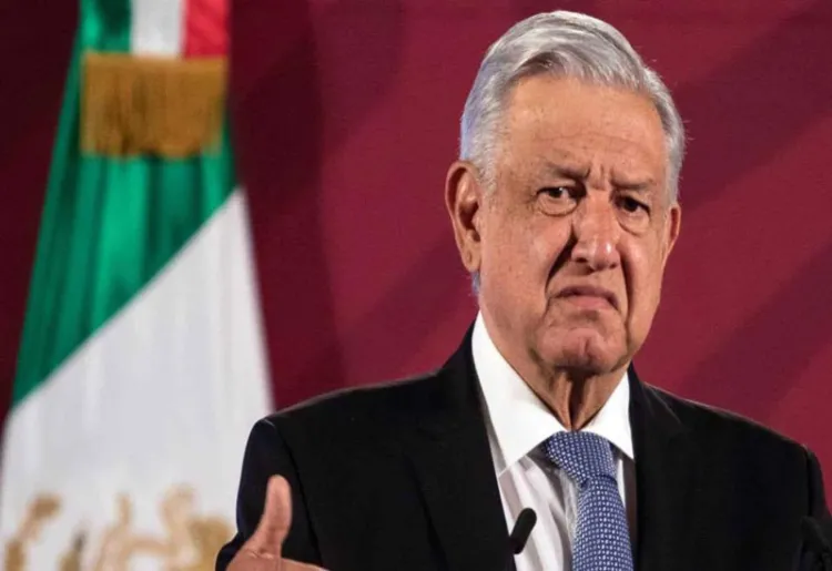 Denuncia AMLO bloque opositor para derrocar la 4T