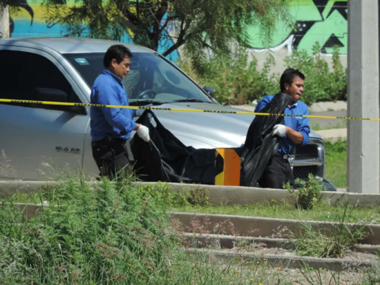 Localiza hombre sin vida y lo cubre para que niños no se asusten