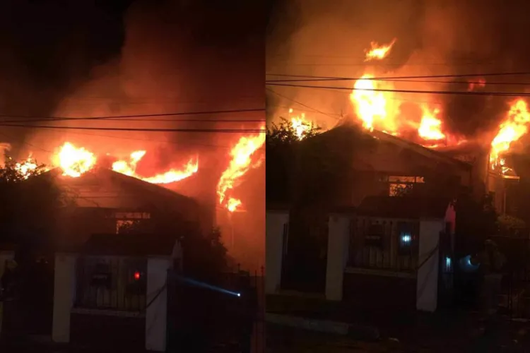 Llamas destruyen vivienda