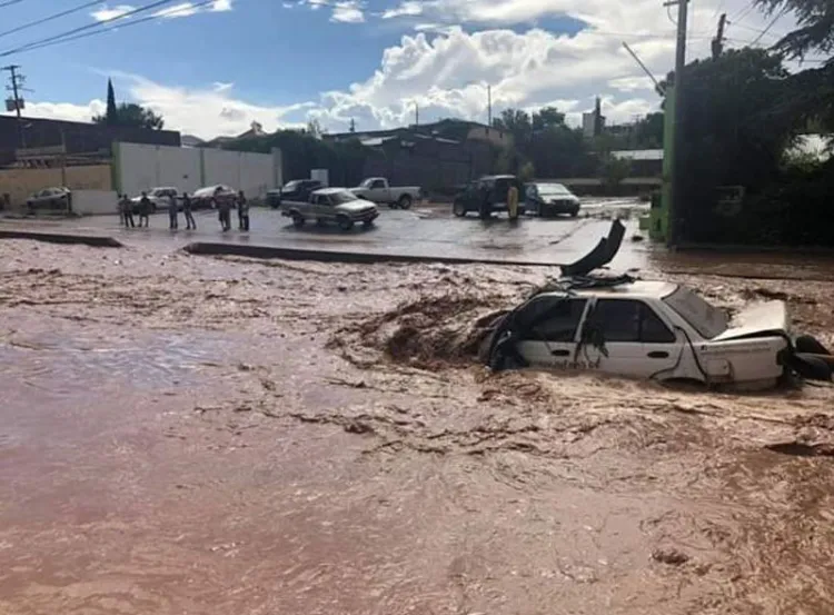 Lluvias acaban con seis carros