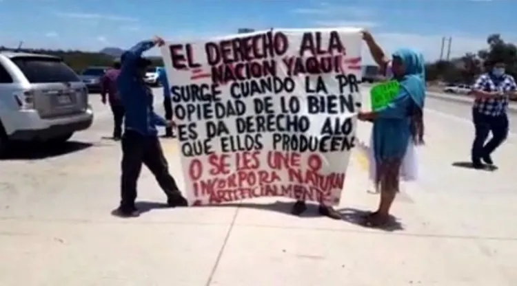 Yaquis bloquean carretera en protesta por acuaférico