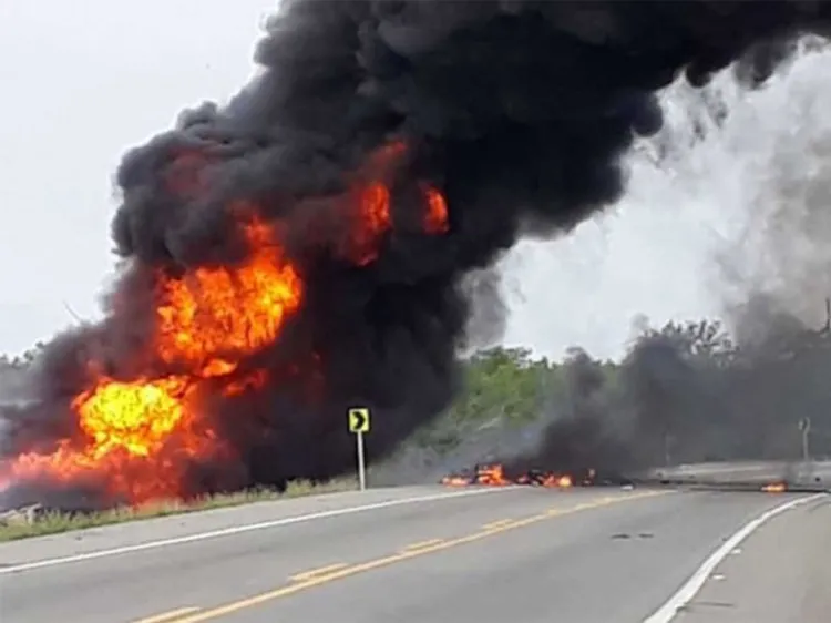 Roban gasolina de pipa volcada y les explota