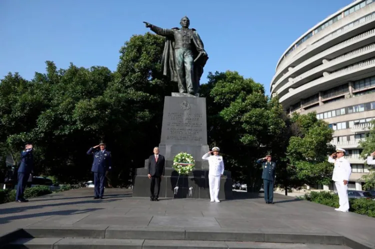 Coloca AMLO ofrenda a Juárez en Washington