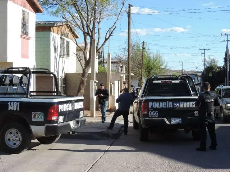 Localizan solos a 3 niños en una casa