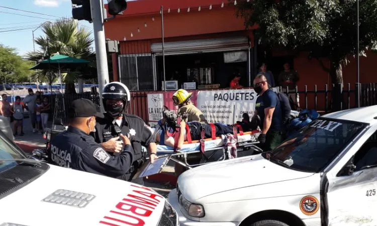 Aparatoso accidente deja tres personas lesionadas