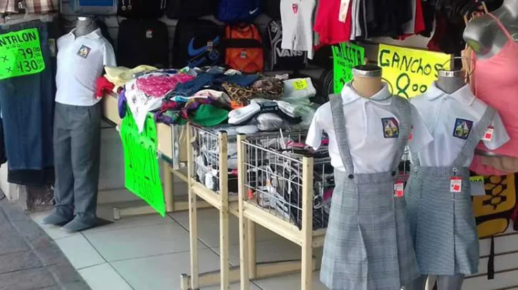 Comerciantes piden que alumnos usen uniforme en clases en línea