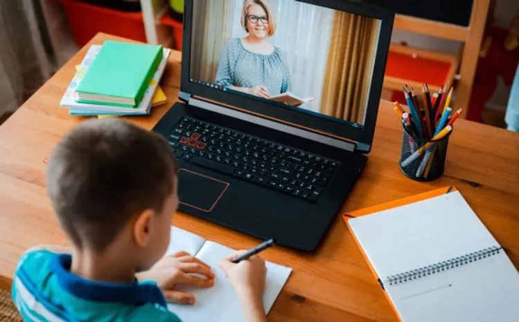 Escuelas privadas alistan clases en línea