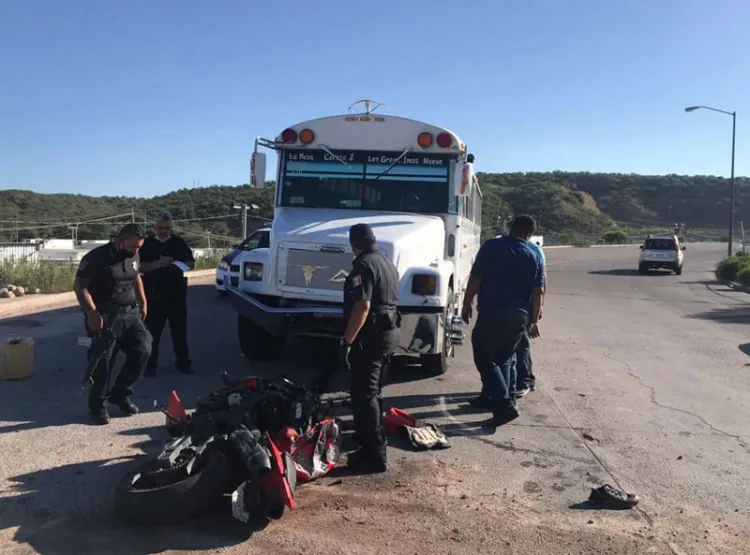 Motociclista choca contra camión urbano