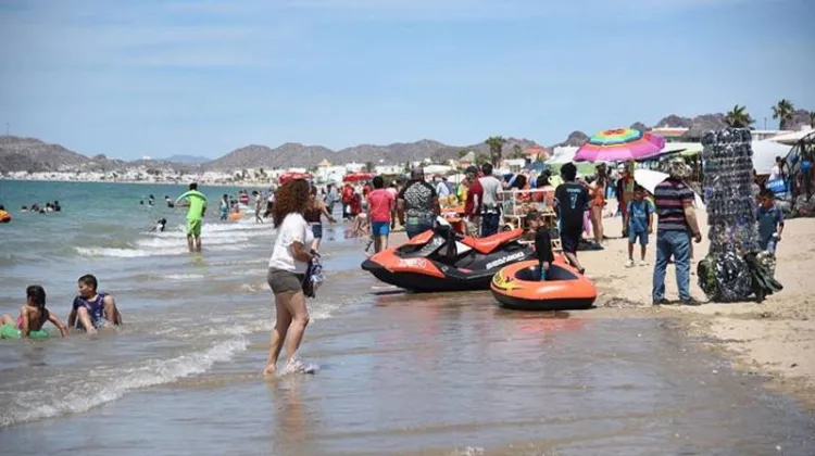 Abarrotan playas de Bahía de Kino