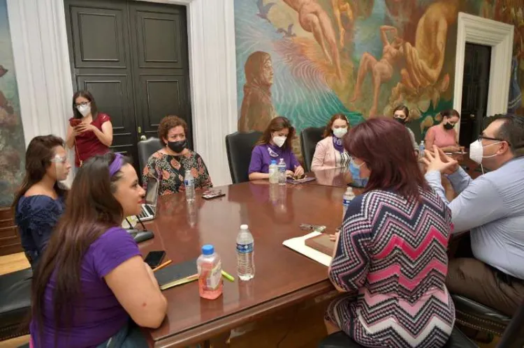 Escuchan a activistas de pro Ley Olimpia tras manifestarse