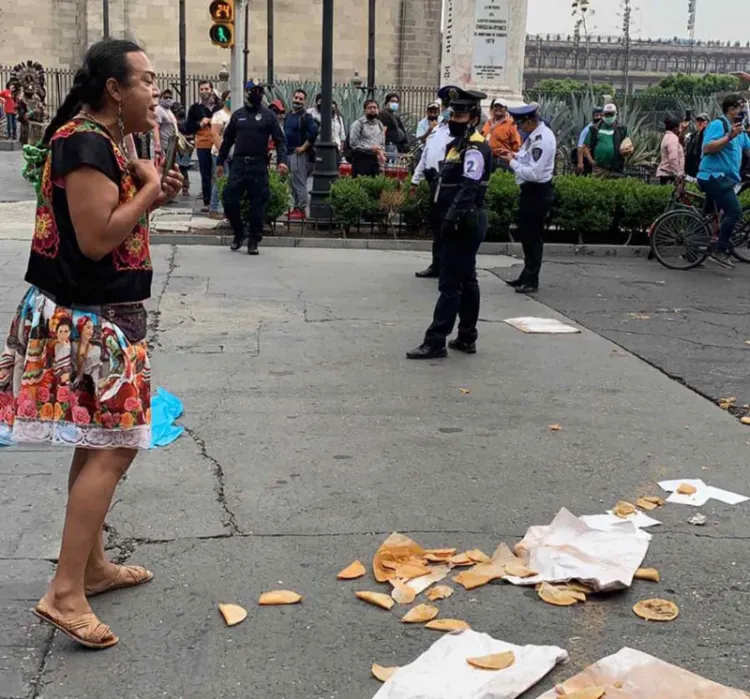 Policías despojan a #LadyTacosDeCanasta de su bicicleta