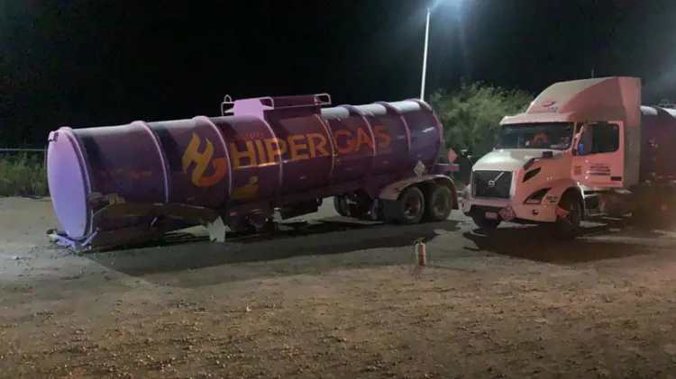 Pipa de gas se suelta de tráiler