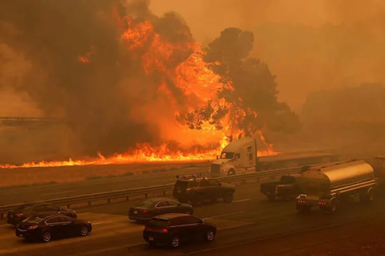 California pide auxilio ante voraces incendios