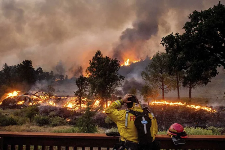 Van 250 mil evacuados por incendios en California