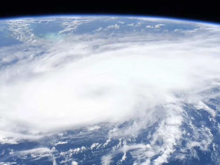 “Laura” se degrada a tormenta tropical en su paso por EU