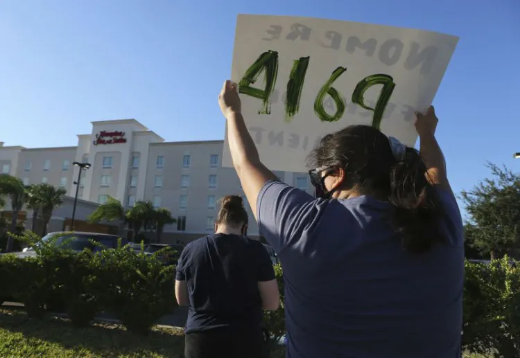 Denuncian detención de niños migrantes en hoteles de EU