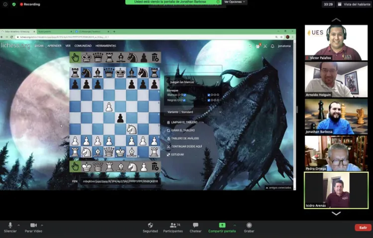 Aprenden ajedrez estudiantes de UES en curso online