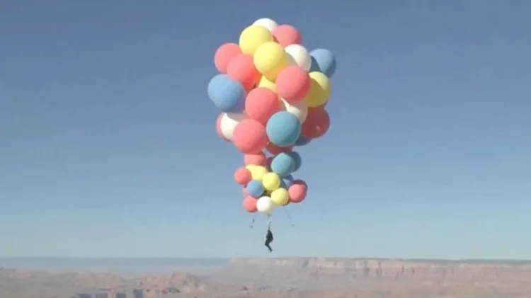 David Blaine sobrevuela desierto de Arizona usando globos de helio